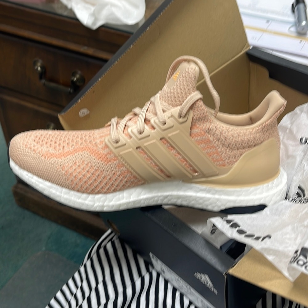 BRAND NEW ULTRABOOST 5.0 DNA W. SZ8. BLUSH COLOR